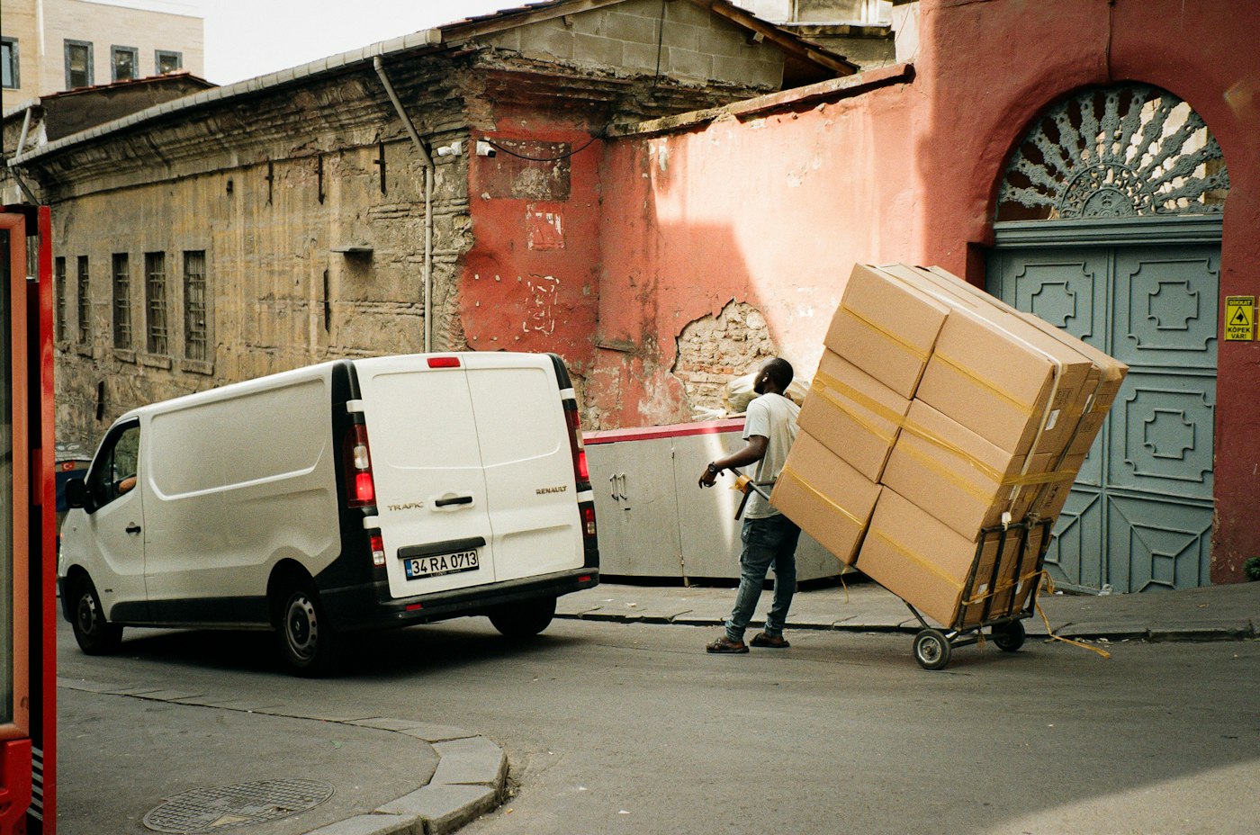 Déménageur transportant des cartons au diable