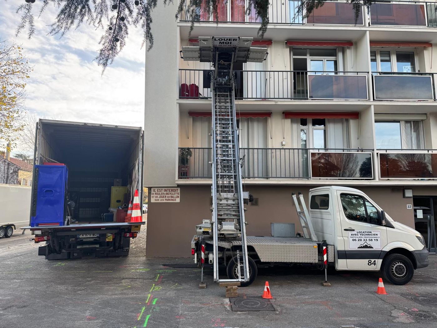 Monte-meubles Erevan et camion de déménagement au pied d'un immeuble