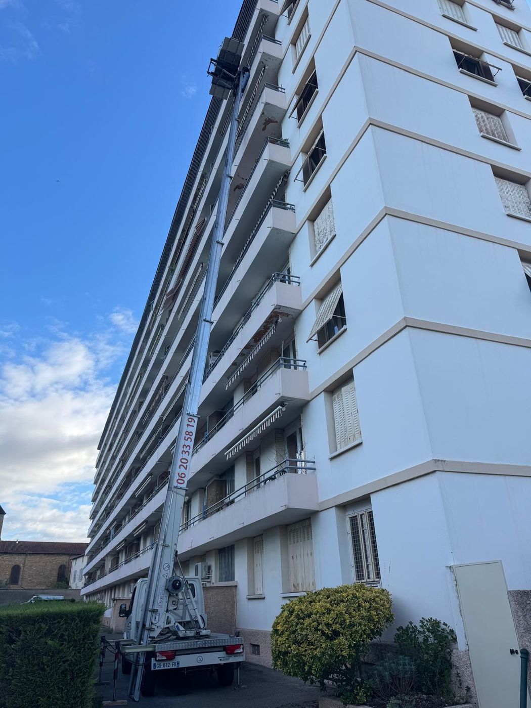 Monte-meubles déployé sur un immeuble de grande hauteur