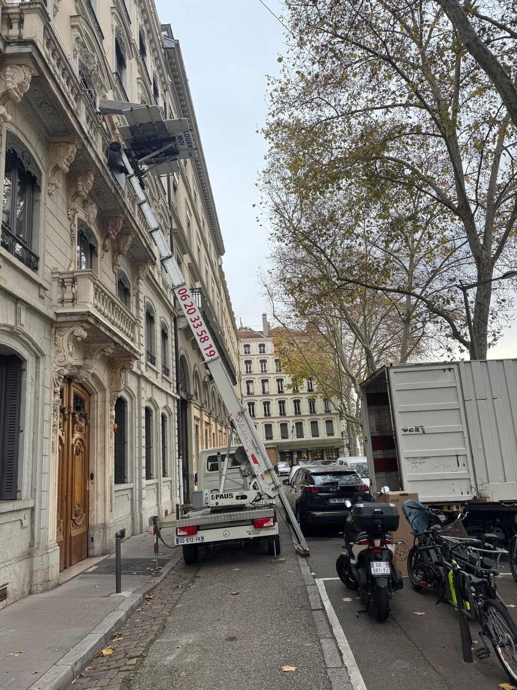 Monte-meubles sur un immeuble ancien