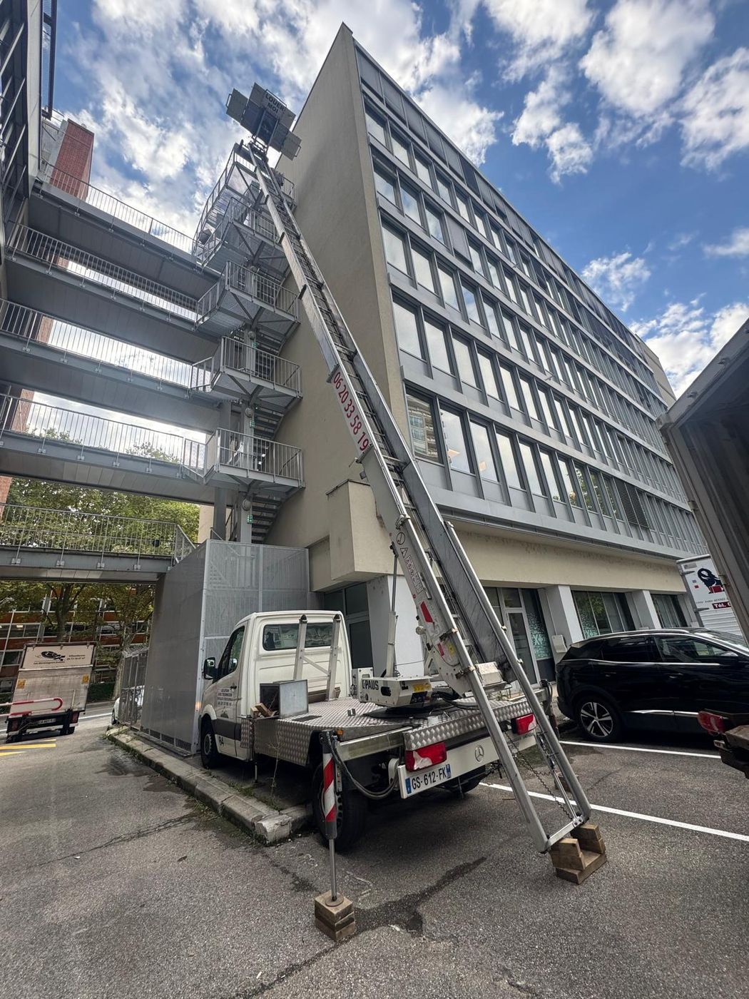 Monte-meubles devant un immeuble de bureaux