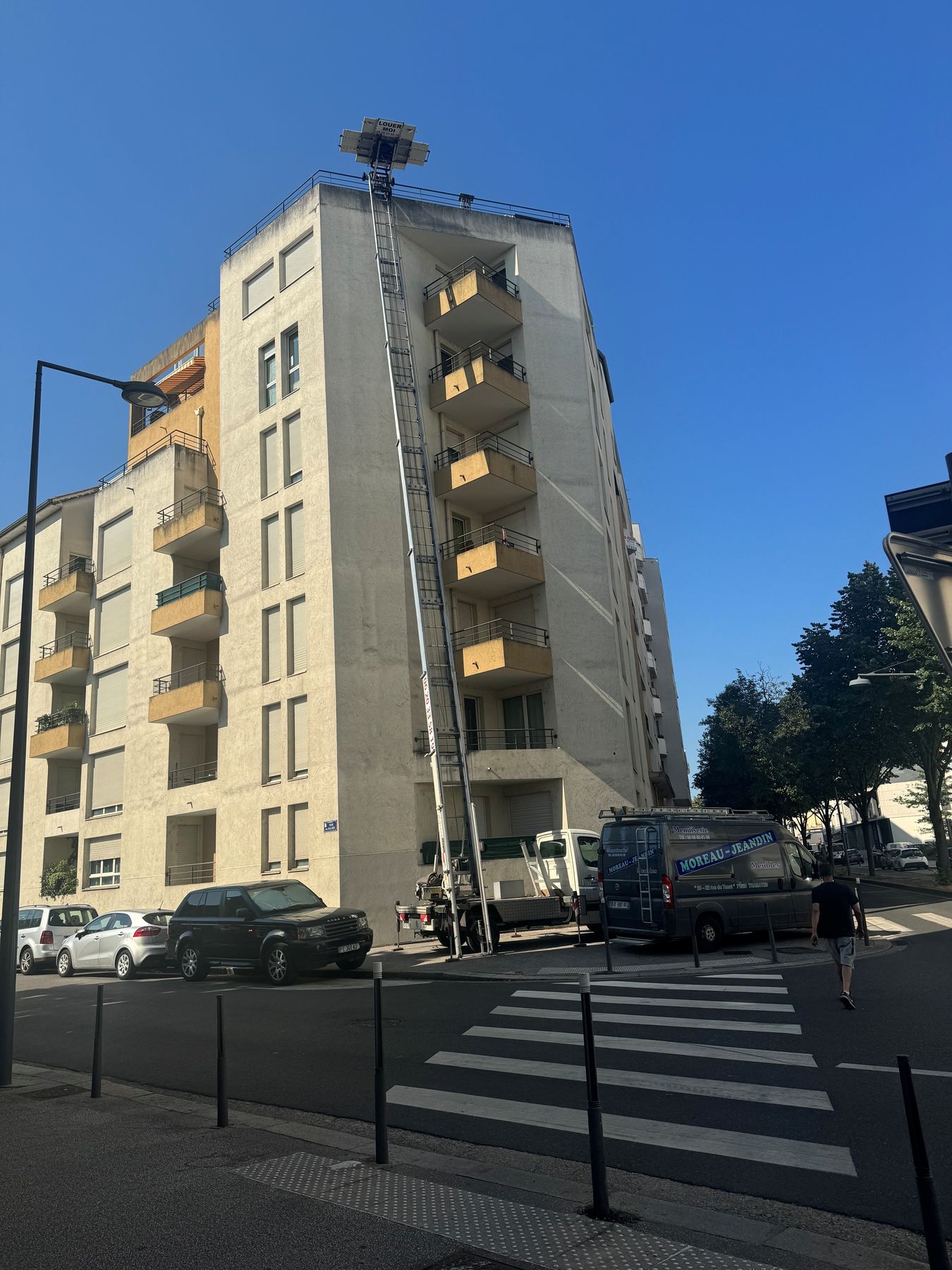 Monte-meubles Erevan déployé le long d'un immeuble de 7 étages