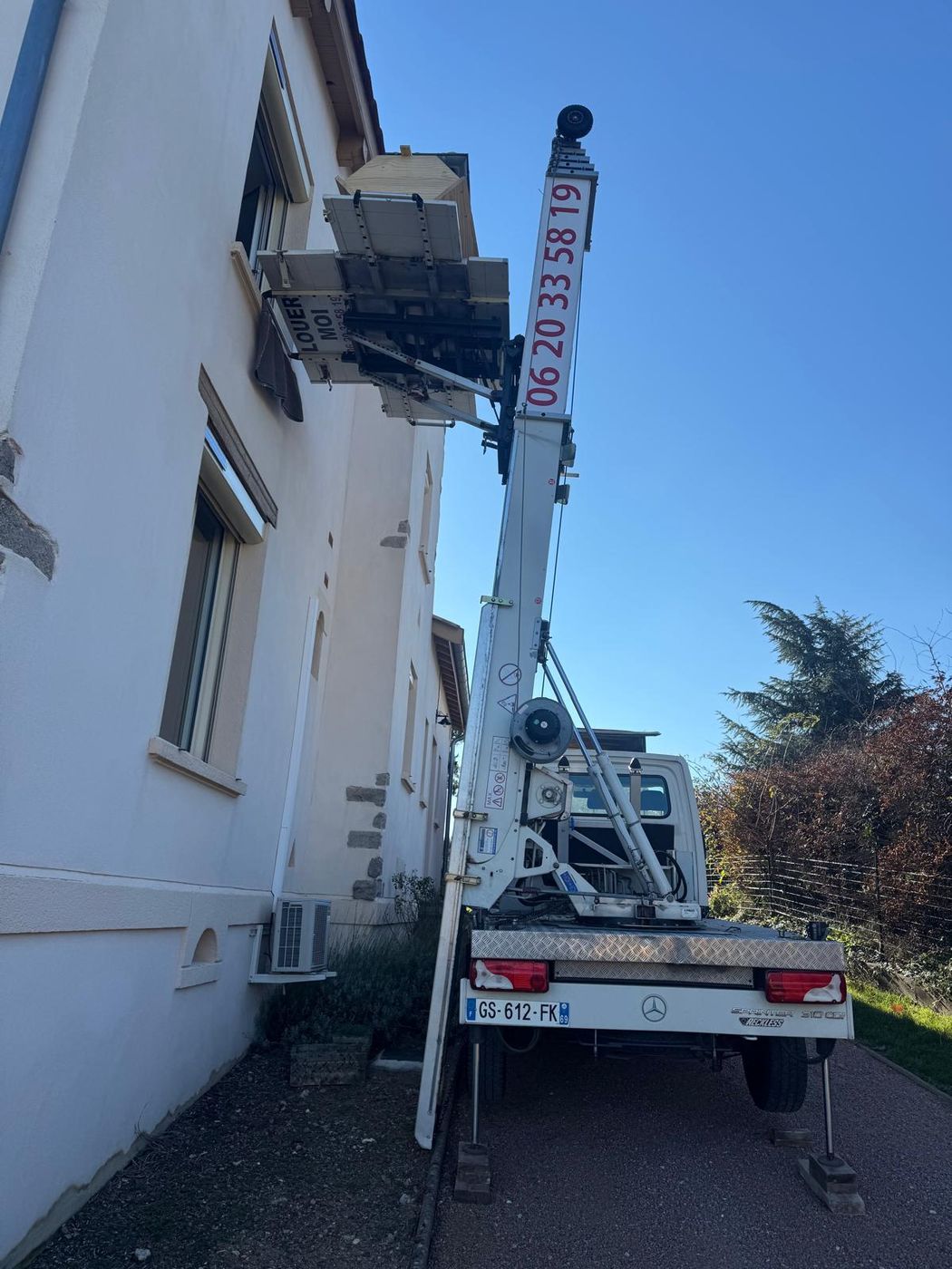 Monte-meubles installé dans un passage étroit