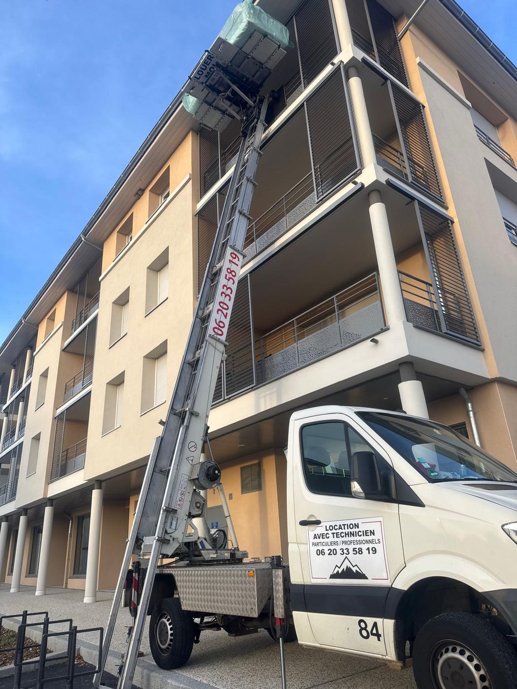 Monte-meubles Erevan sur une résidence à balcons