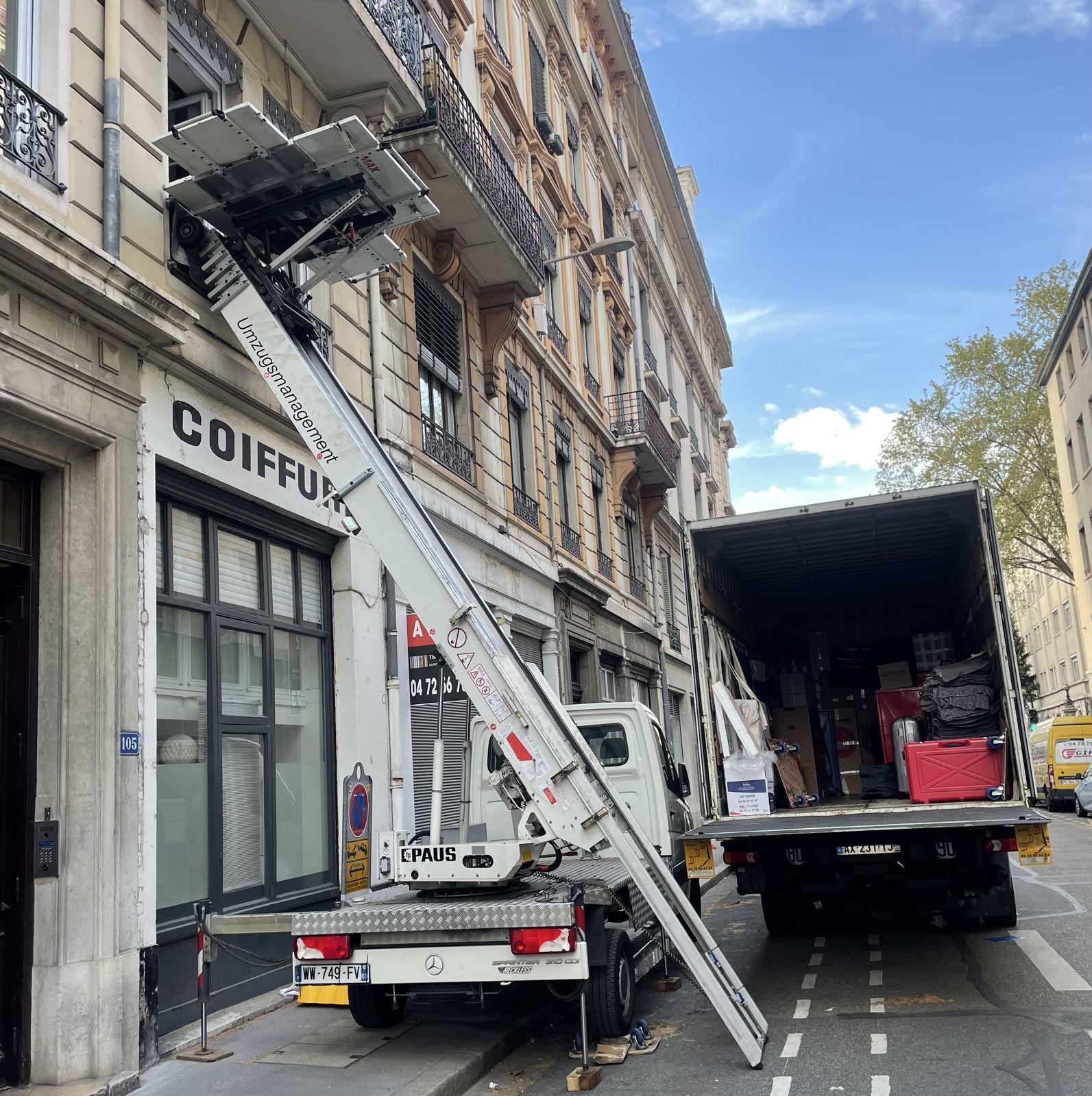 Monte-meubles et camion de déménagement en centre-ville